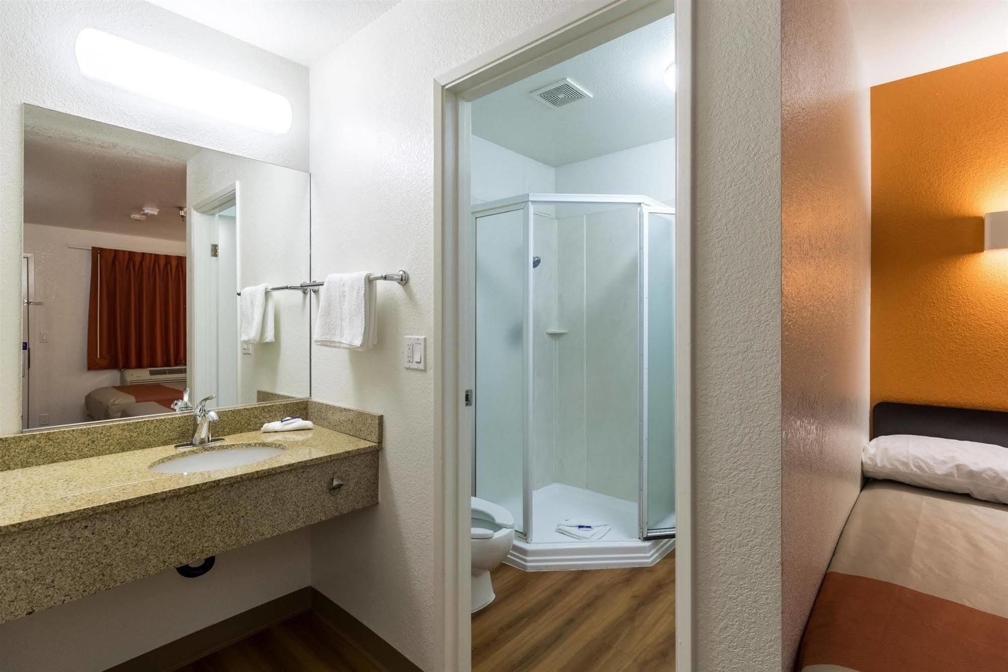 Motel 6-Kirkland, Wa - North Керкленд Экстерьер фото
